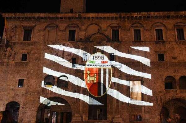 Ascoli 120: i monumenti colorati di bianconero, l’immagine di Rozzi alle finestre della sede
