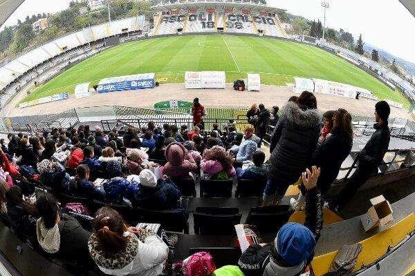 La scuola primaria di Colli del Tronto allo stadio con Dionisi, Gondo, Eramo, Buchel e Palazzino