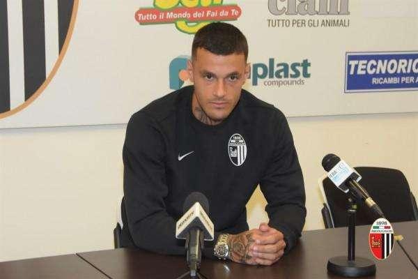 Scamacca: "Se ci salviamo mi tingerò i capelli bianchi e neri"