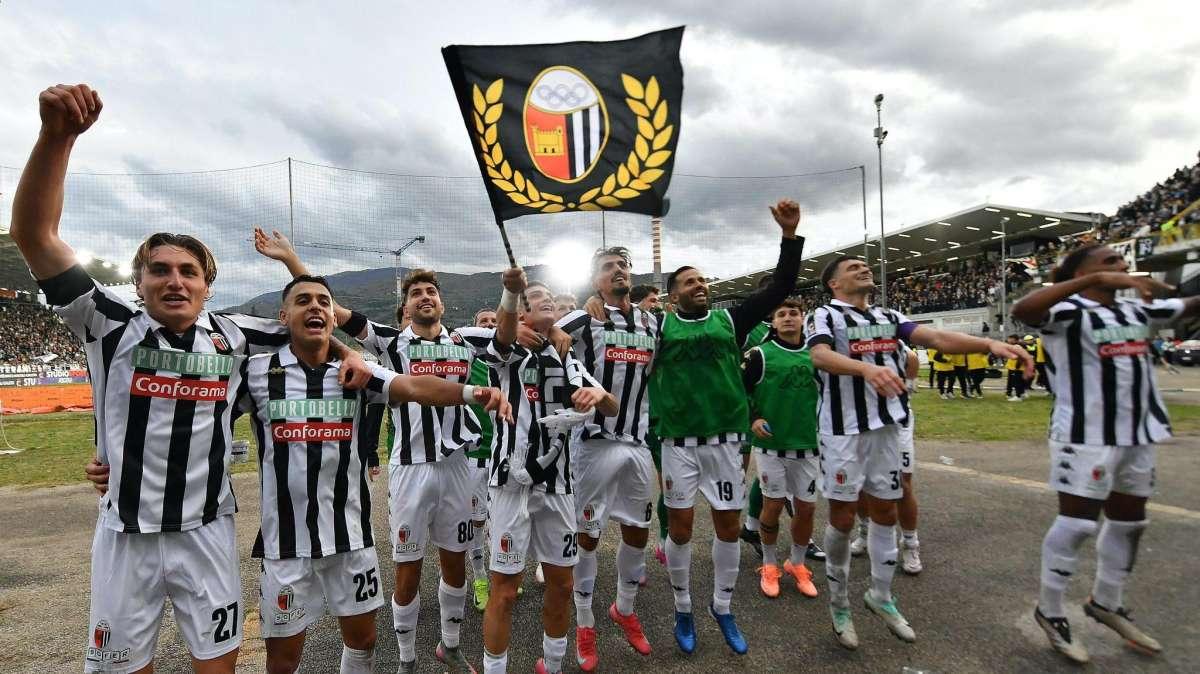 Non succedeva da 39 anni: Ascoli-Samb, vittoria epica e città in delirio