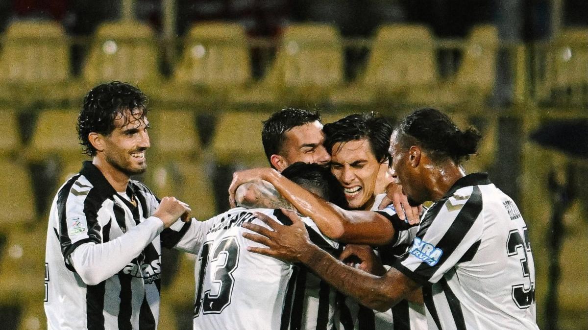 Ascoli, una vittoria che entra nella leggenda: il 6-1 al Catanzaro riscrive la storia bianconera
