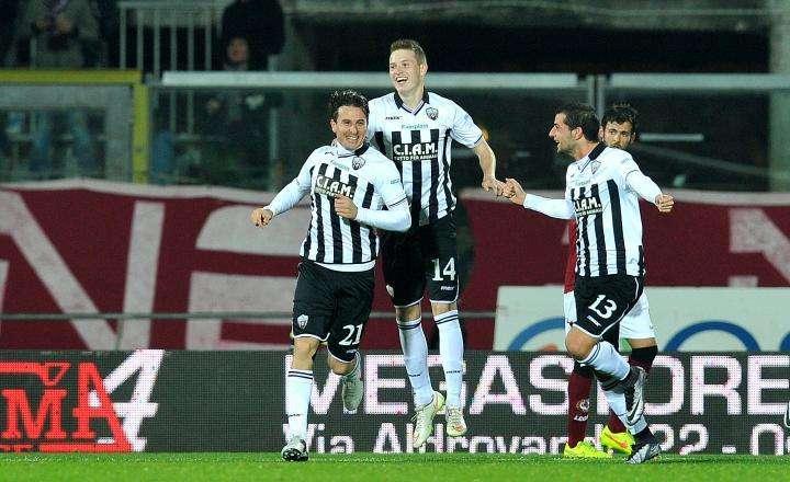 Ascoli, assalto al Latina