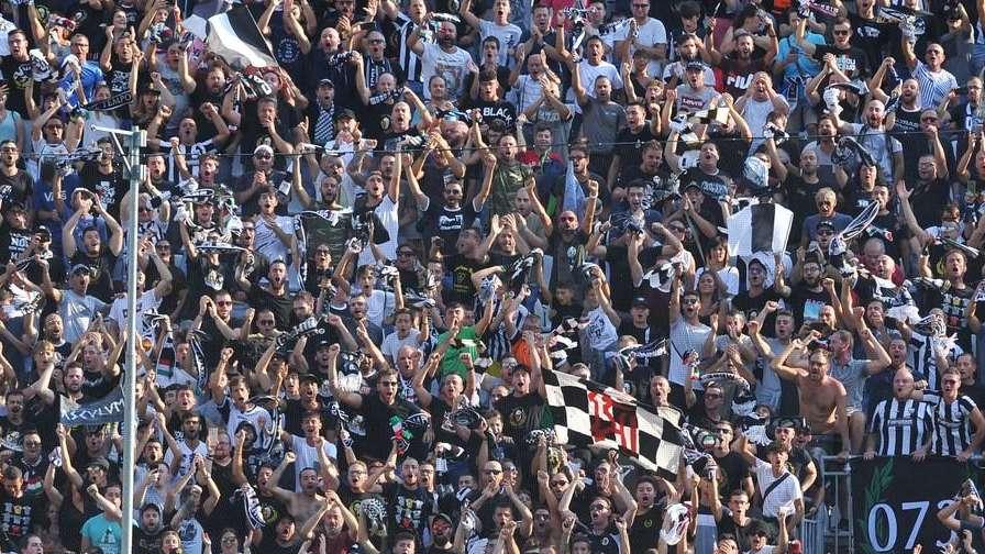 Tifosi delusi: sogni playoff infranti. La consolazione è il derby contro la Samb