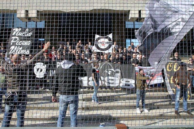 I tifosi applaudono Mangia sotto gli occhi di Marroccu e Lovato
