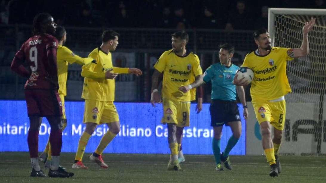 Ascoli senza gioco e qualità riesce a non perdere: salvezza a -4