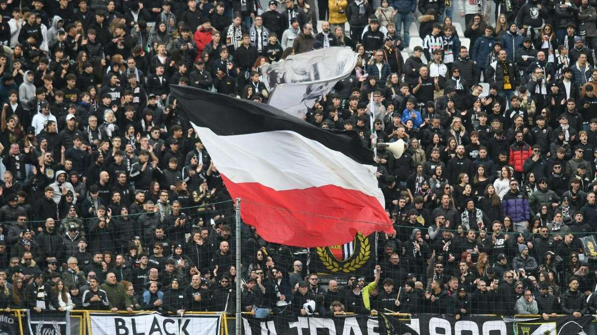 Curva Sud Ascoli, il conto alla rovescia è iniziato: dopo dieci anni i tifosi tornano a casa
