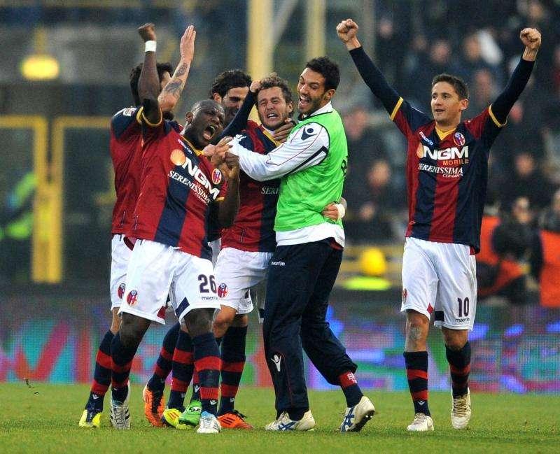 I giocatori del Bologna esultano dopo un gol.
