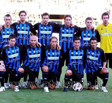 L'Atalanta schierata prima della XVI edizione del "Bortolotti"