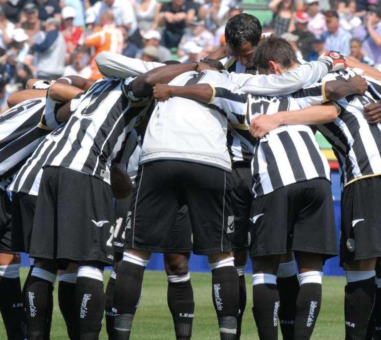 I giocatori dell'Udinese si danno la carica prima di un match.