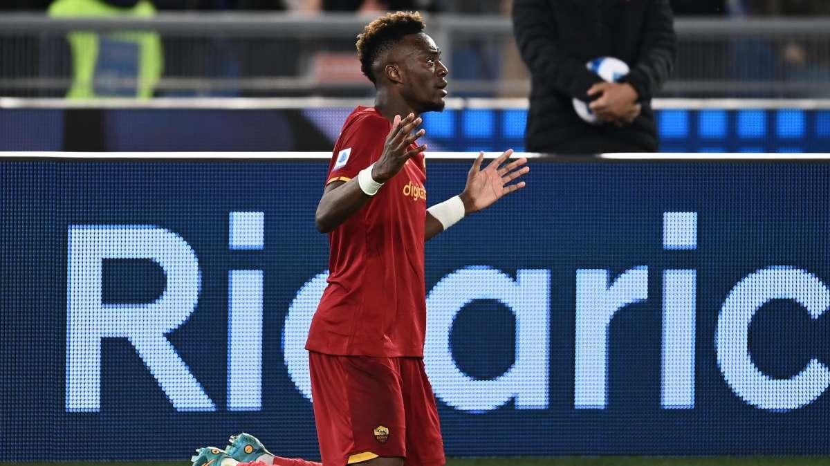 Piccolo incidente per Abraham: pallonata dove fa più male - VIDEO 