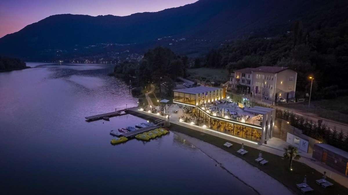 K Beach Club Endine Restaurant stasera ospita il party Luxury: cena cantata sul lago, discoteca fino a tarda sera 