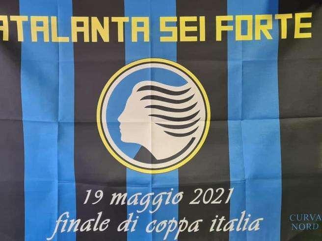 FOTO - «Atalanta sei forte», la bandiera ideata dalla Curva per colorare Bergamo per la finale di Coppa Italia 