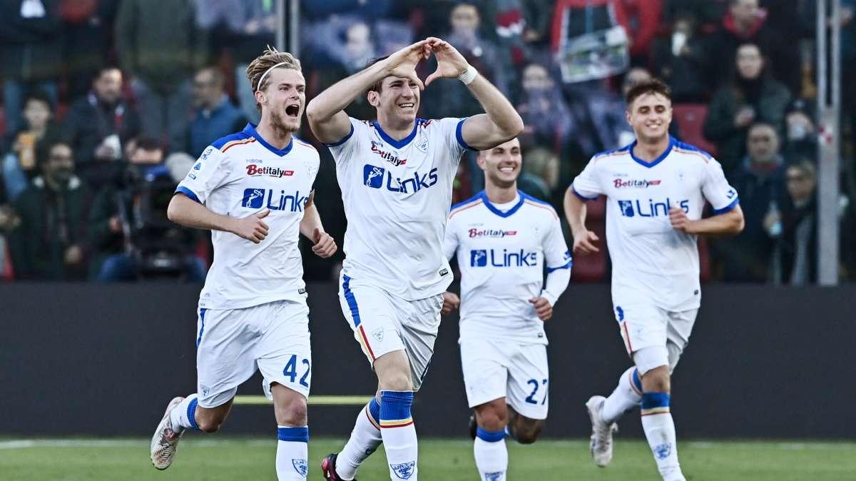 VIDEO - Lecce corsaro a Cremona, decidono Baschirotto e Strefezza: gli highlights