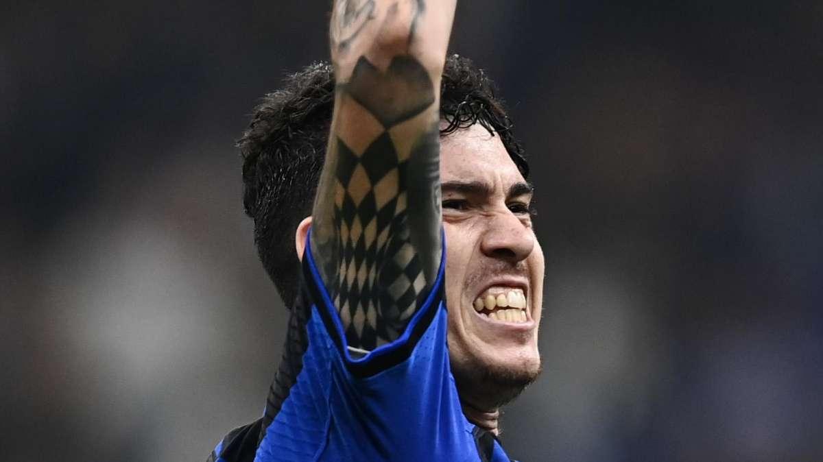 Inter, tegola Bastoni: distrazione ai flessori della coscia
