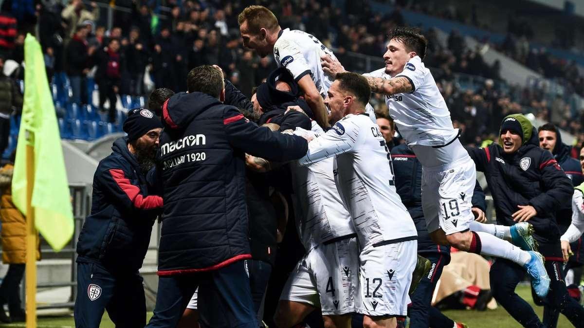 Sfida all'ultimo gol, il Cagliari spinge il Parma con un piede in B: finisce 4-3 al 94'