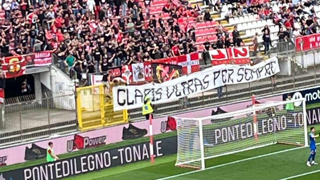 Morte Claris, la reazione dei tifosi brianzoli: cori, poi silenzio e solidarietà