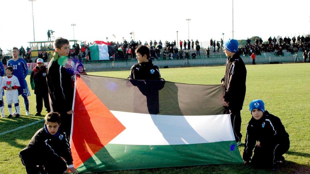 Il calcio torna in Palestina: un pallone contro il dolore