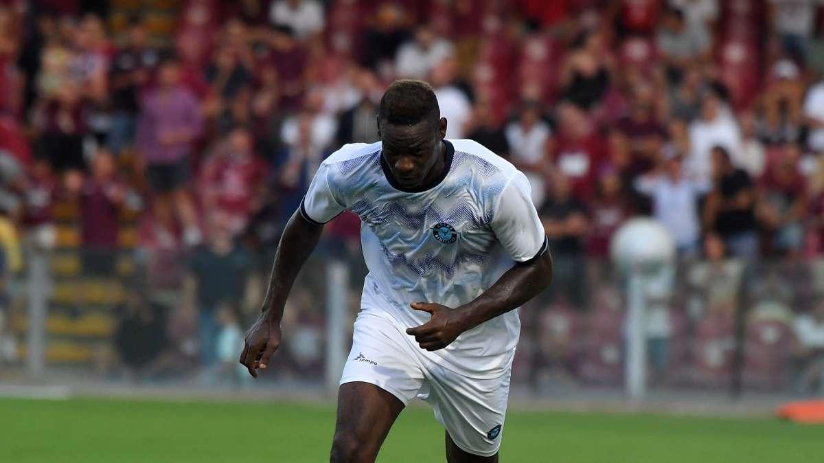 Sion, contestato Balotelli: bruciata la sua maglia dopo il brutto ko col San Gallo
