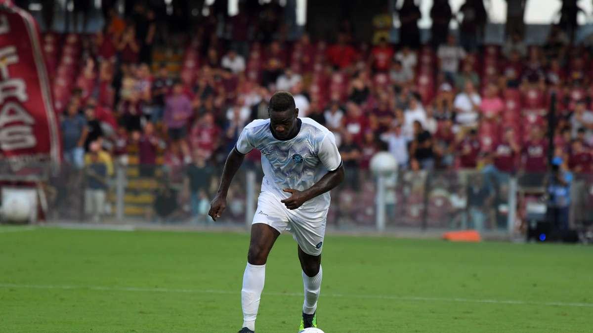 Balotelli scalpita coi dirigenti del Genoa: "Non vedo l'ora". Oggi la riunione decisiva
