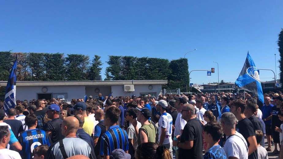 ESCLUSIVA TA, FOTO - I tifosi nerazzurri rispondono presente a Zingonia per caricare la Dea in vista del Milan 