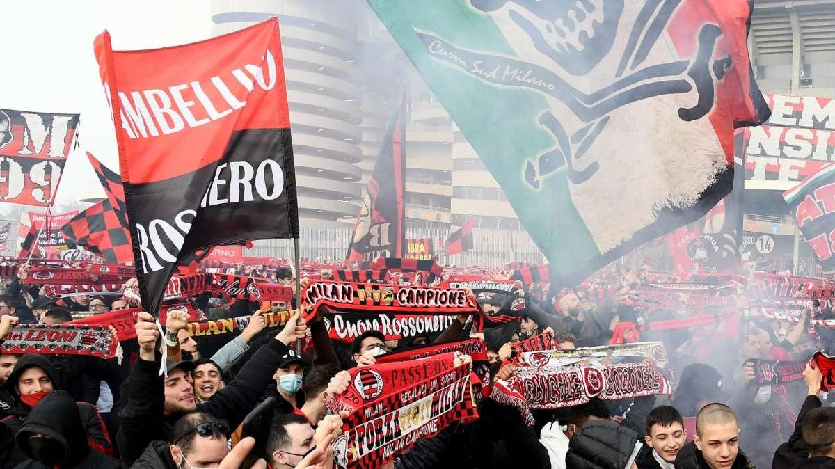 Anche i tifosi del Milan supportano la squadra, Curva Sud a Milanello alle 9.30 prima della partenza