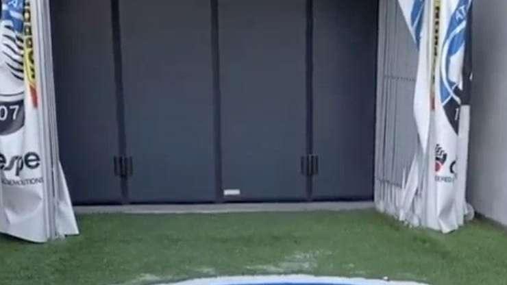 Fotonotizia - Il marchio della Dea fuori dall'entrata dal tunnel al Gewiss Stadium 