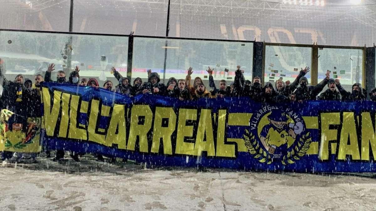 FOTO -  I tifosi spagnoli si immortalano sotto la neve del Gewiss Stadium