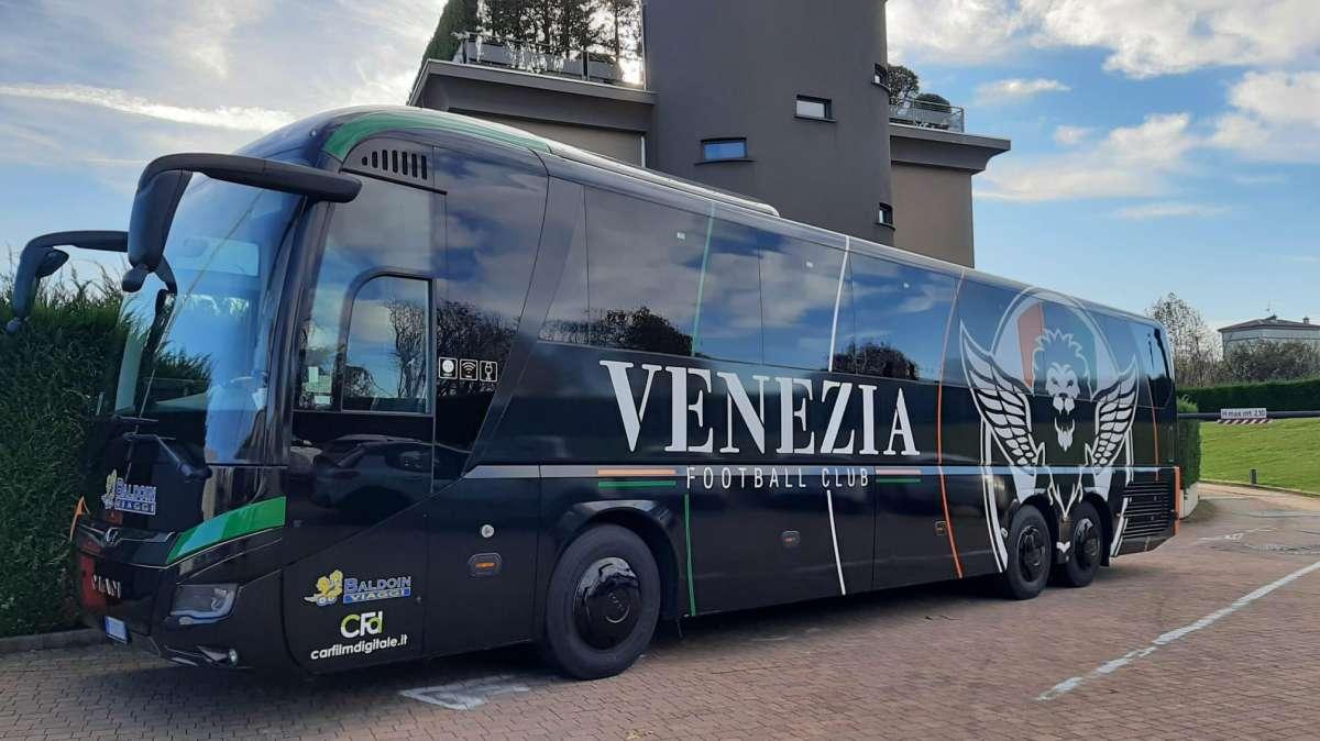 FOTO TA - L’arrivo del Venezia al Winter Garden Hotel