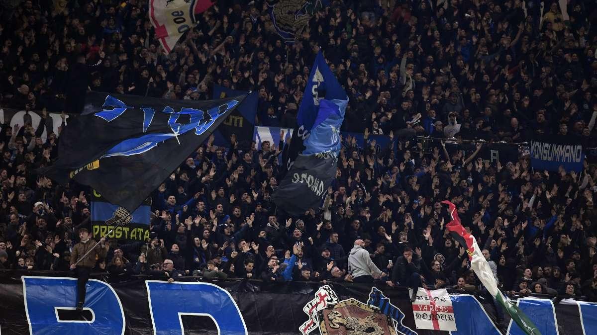 Bus Inter bloccato dai troppi tifosi per strada, l'euroderby rischia di disputarsi in ritardo