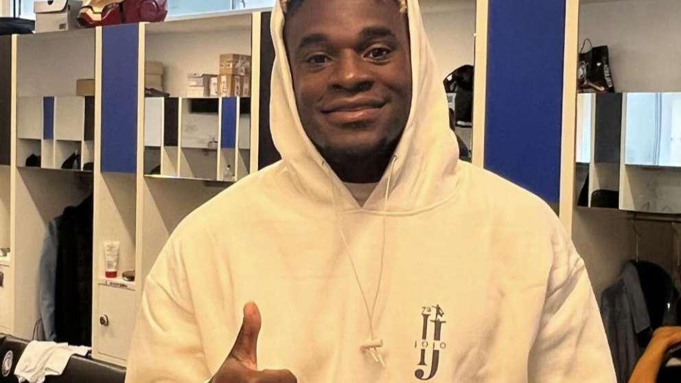 FOTO - Zapata si fa catturare dalla JoJo72 mania, la linea d'abbigliamento del prof Ilicic 