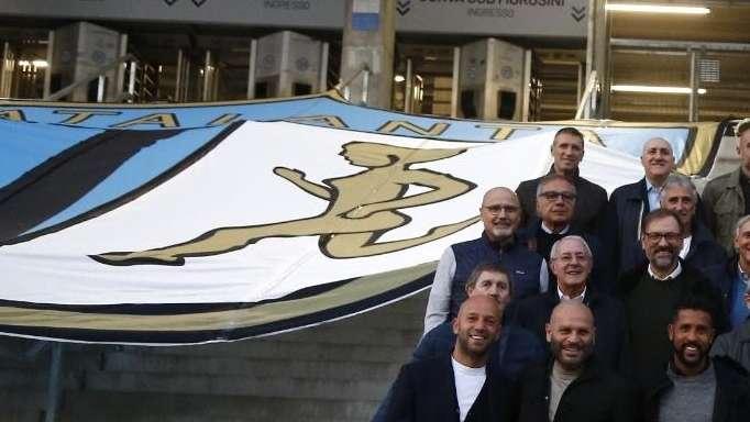 TA, FOTO - La festa dei 118 anni è già cominciata: volti storici, tifosi e la statua dell’Europa League illuminano Bergamo