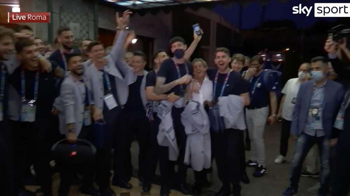VIDEO - Italia, sono 'Notti magiche': la festa davanti all'hotel