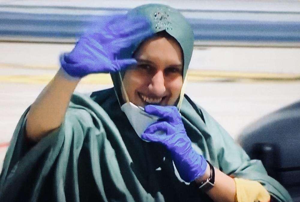 VIDEO - Silvia Romano è tornata in Italia. Il sorriso dalla mascherina e il lungo abbraccio con i genitori 