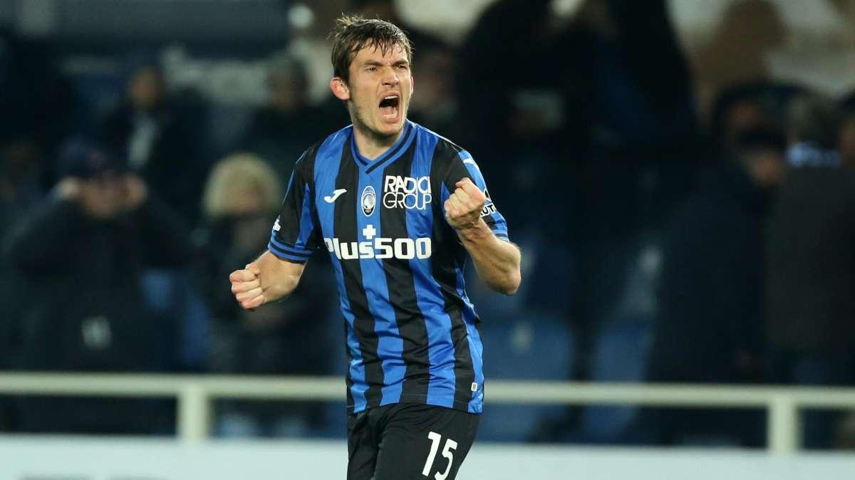 Atalanta, festa De Roon: il centrocampista raggiunge quota 400 presenza con la Dea
