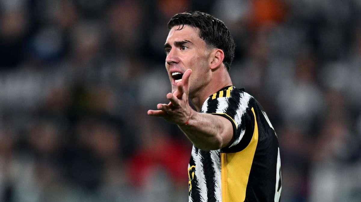 Vlahovic dona la maglia a una tifosa e il Franchi non la prende bene: fischi e insulti a fine gara
