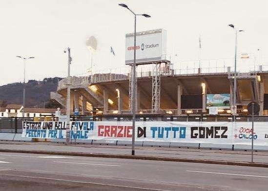 Striscione per Gomez al Gewiss Stadium: "E' stata una bella favola, grazie Papu. Meno Social, più Calcio"