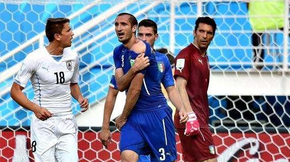 Suarez lo ha rifatto: lite in campo, ma per errore morde il compagno Jordi Alba