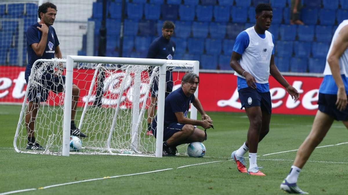 FOTO - Juric guida l’allenamento a porte aperte: la dedizione del tecnico negli scatti esclusivi