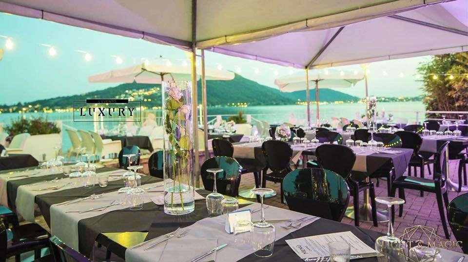 La Cena spettacolo bordo lago 