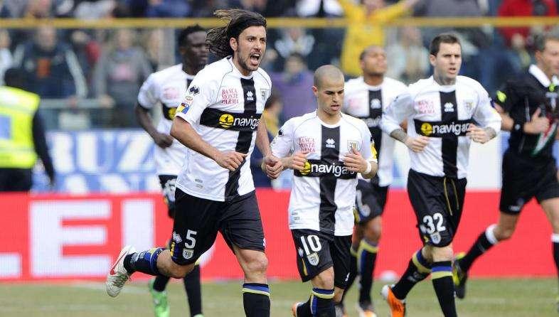 I giocatori del Parma esultano dopo il gol di Zaccardo al Napoli.