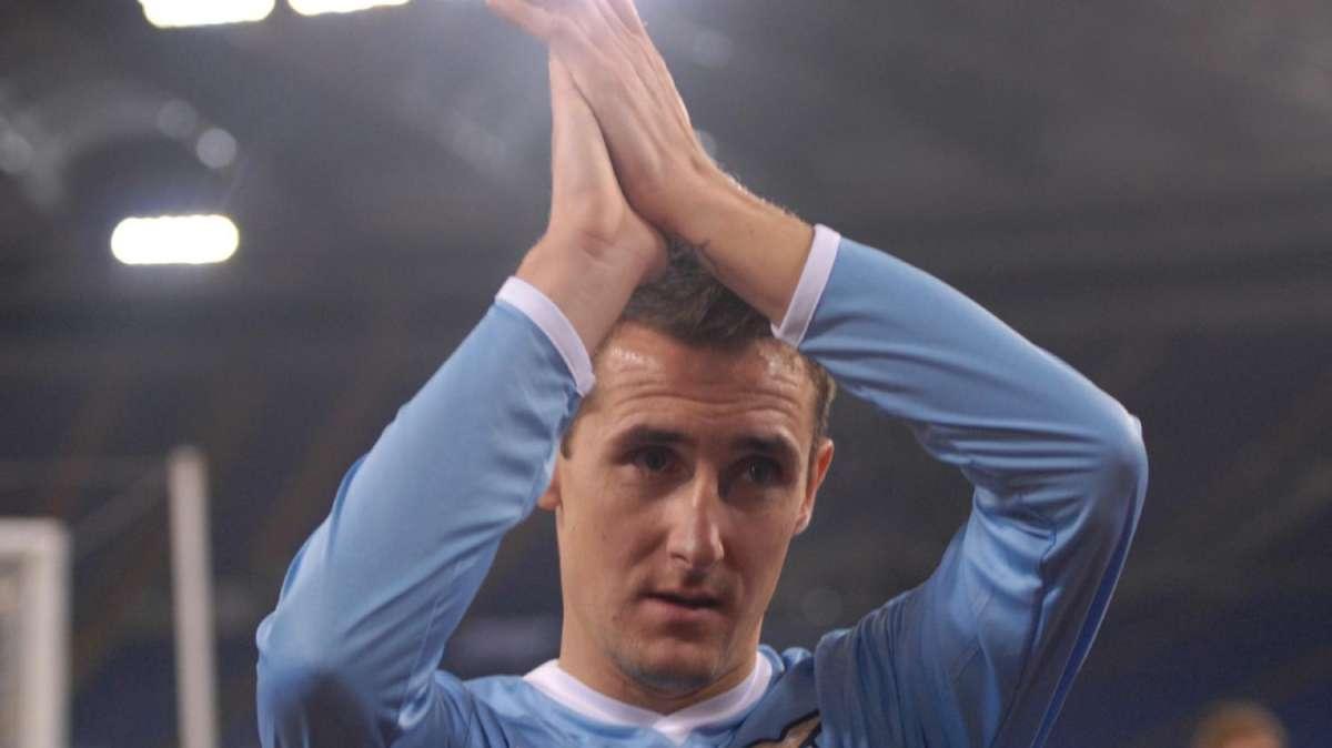 Miroslav Klose applaude i propri tifosi. E' lui il trascinatore dei biancocelesti