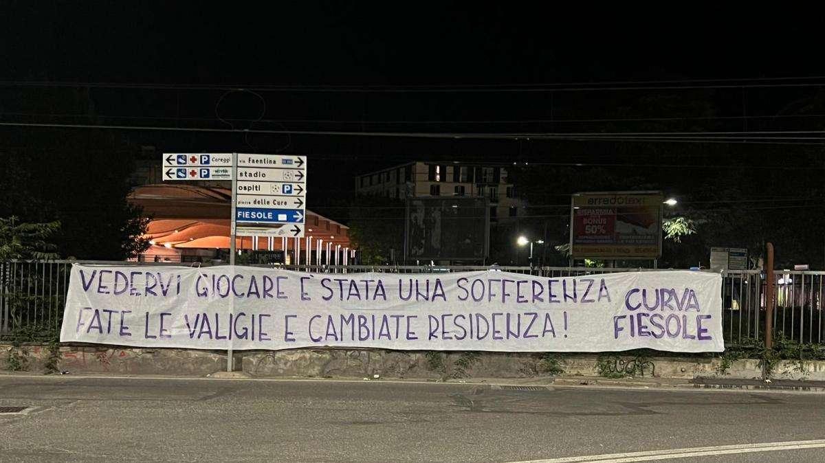 Clima rovente a Firenze, la Fiesole esplode contro la squadra: striscioni e veleni aspettando l'Atalanta