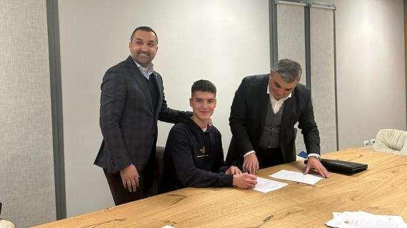 Lo sloveno Obric all'Atalanta: le immagini della firma e i dettagli del contratto