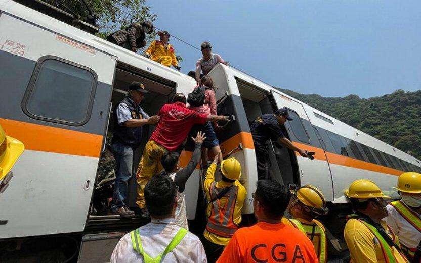 Taiwan, almeno 41 morti nel deragliamento di un treno