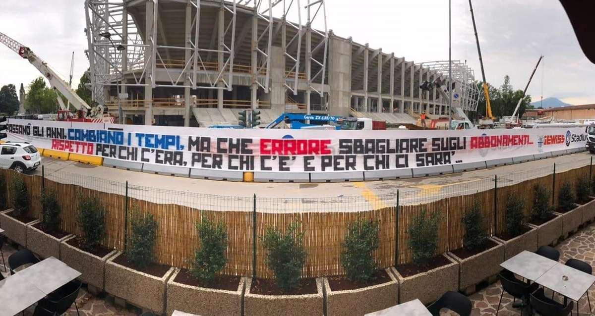 Curva Nord, poche parole ma ricche di significato: "Passano gli anni, cambiano i tempi, ma che errore sbagliare sugli abbonamenti.."
