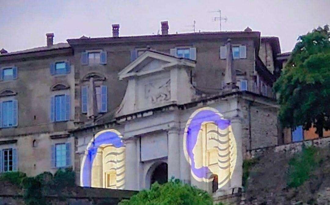 Dea, logo del club proiettato in città per dare sostegno alla squadra in vista della Coppa Italia