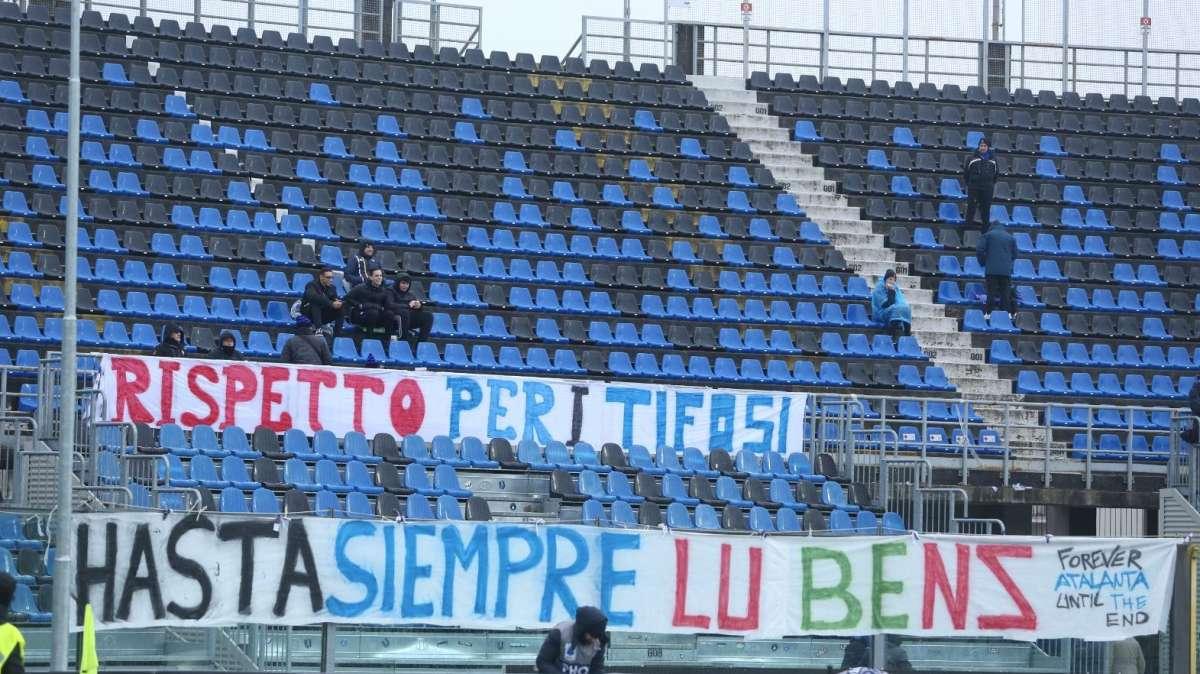 FOTO - La protesta dei tifosi al Gewiss Stadium: lo striscione 