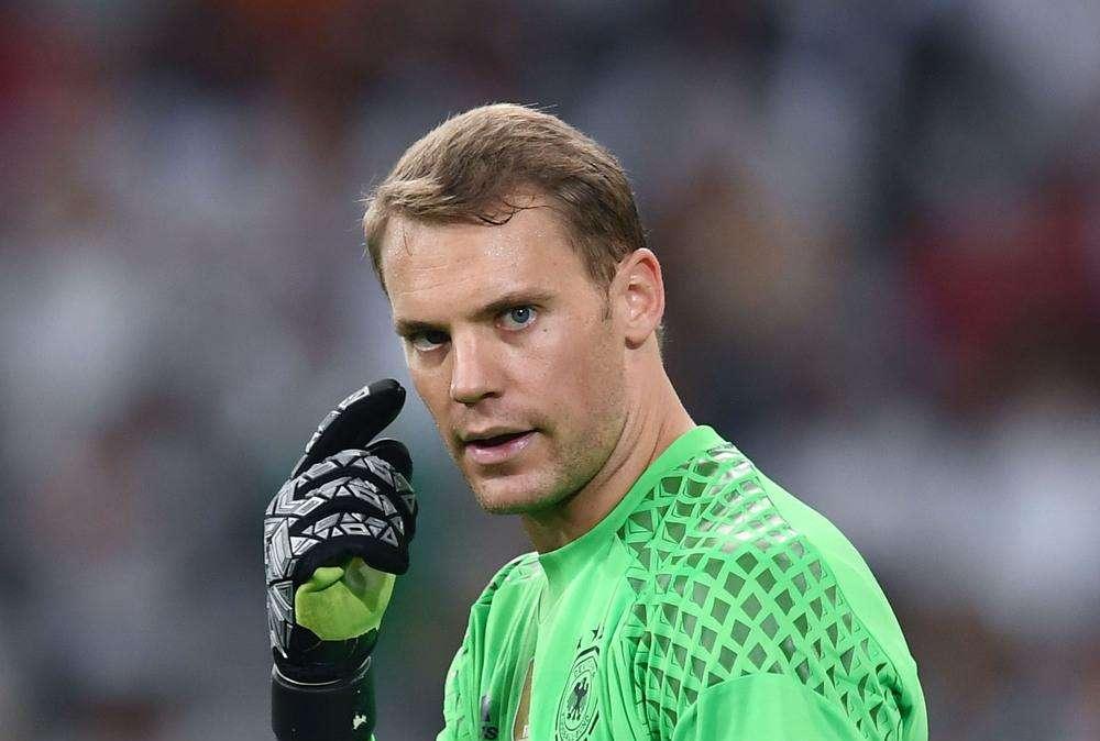 Incredibile Neuer: rischia una multa per aver indossato la fascia arcobaleno