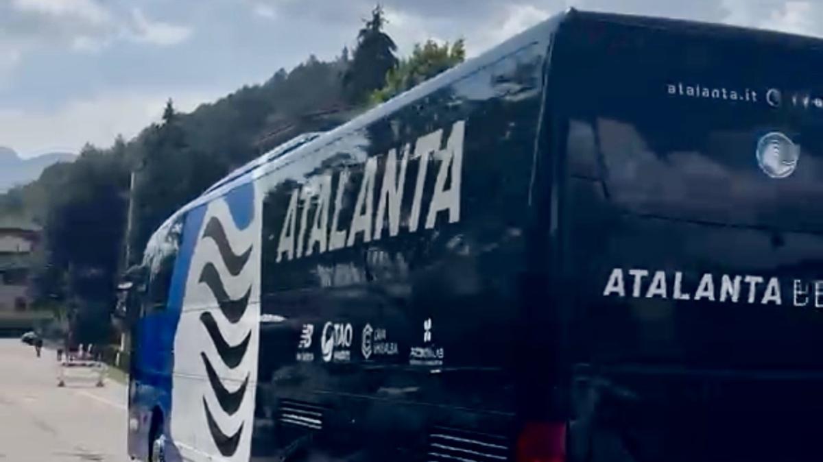 L'Atalanta è arrivata a Clusone: il pullman nerazzurro accolto dai tifosi