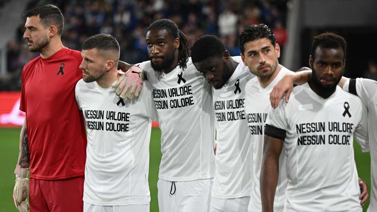 Protesta choc del Lecce: "In campo maglia bianca senza simboli né stemmi"